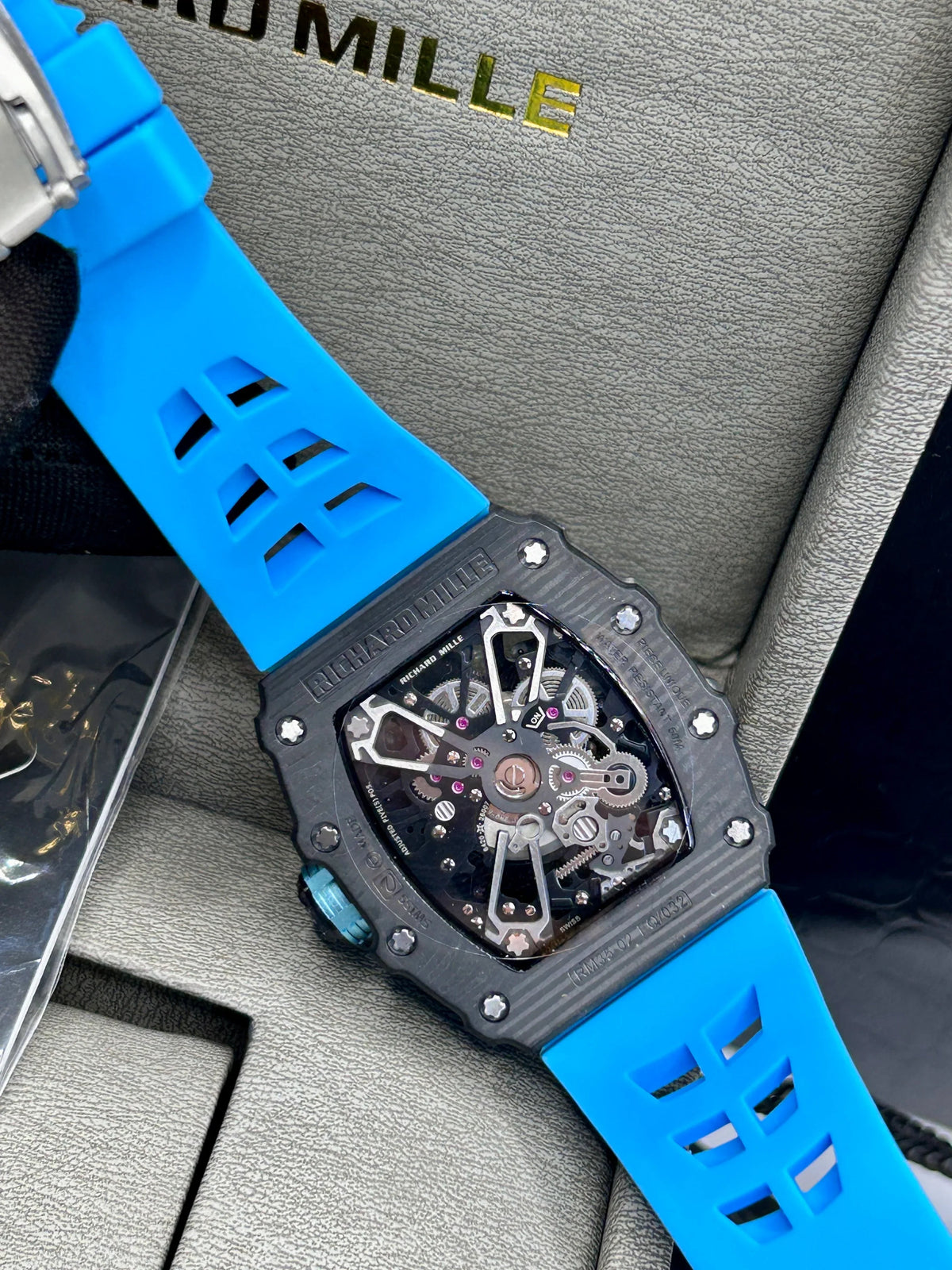 Montre squelette à bracelet bleu