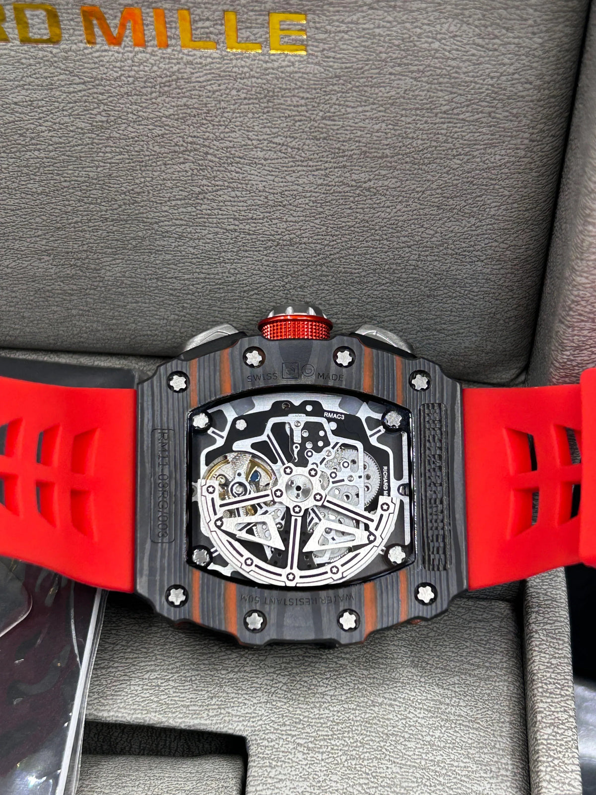 Montre squelette à boîtier noir et bracelet rouge
