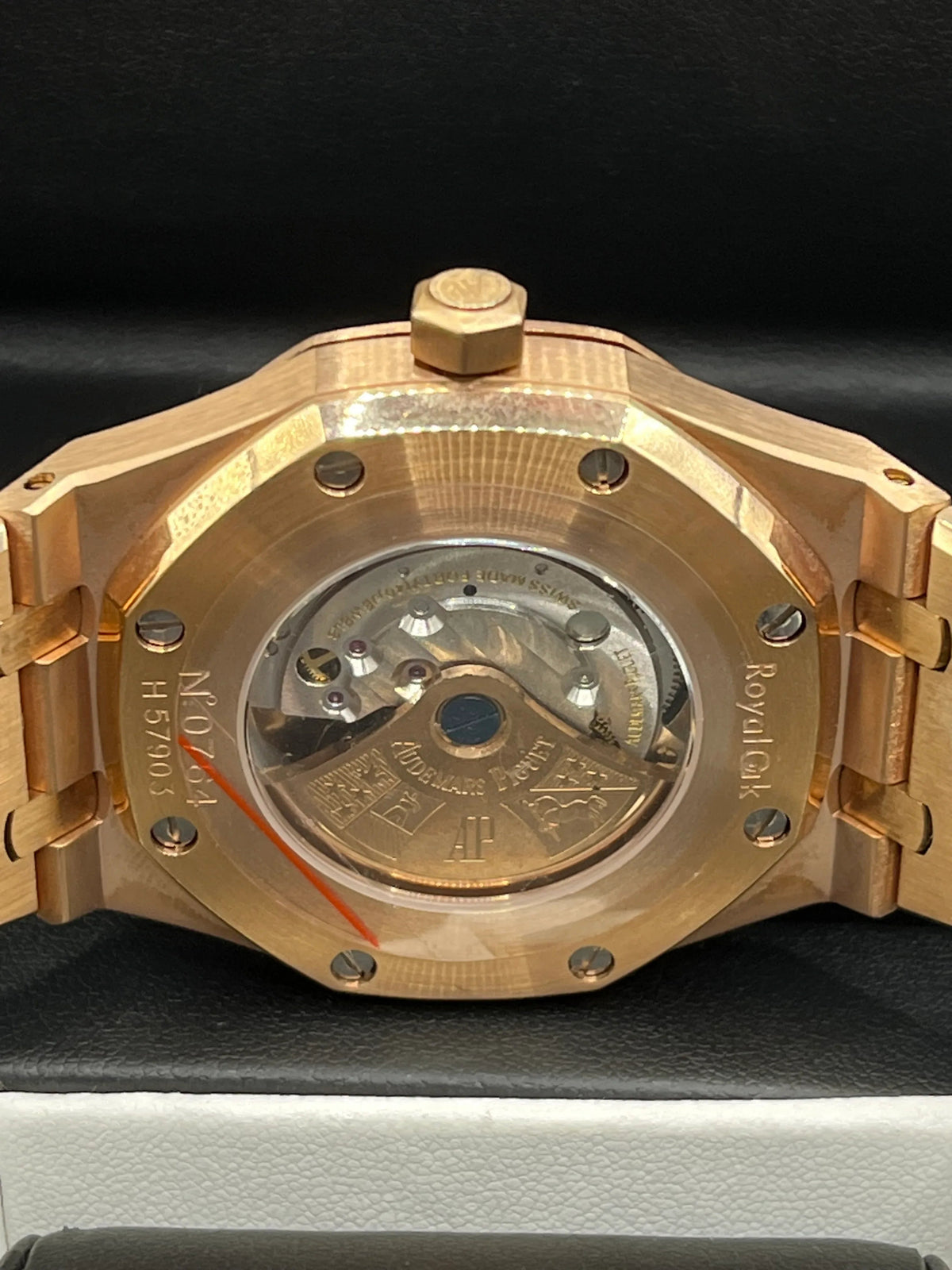 Montre classique dorée à détails diamantés