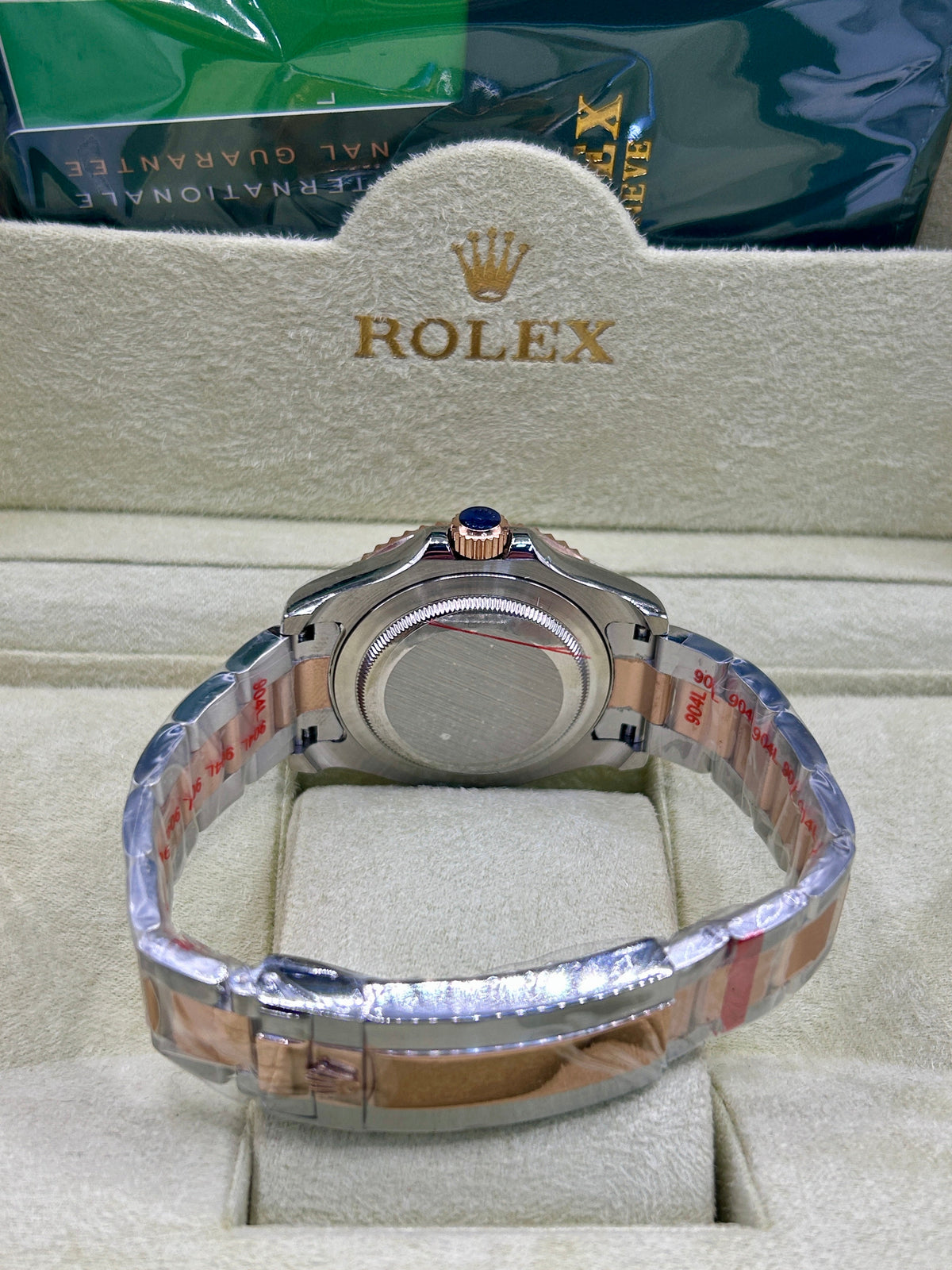 Montre en or rose à cadran rouge