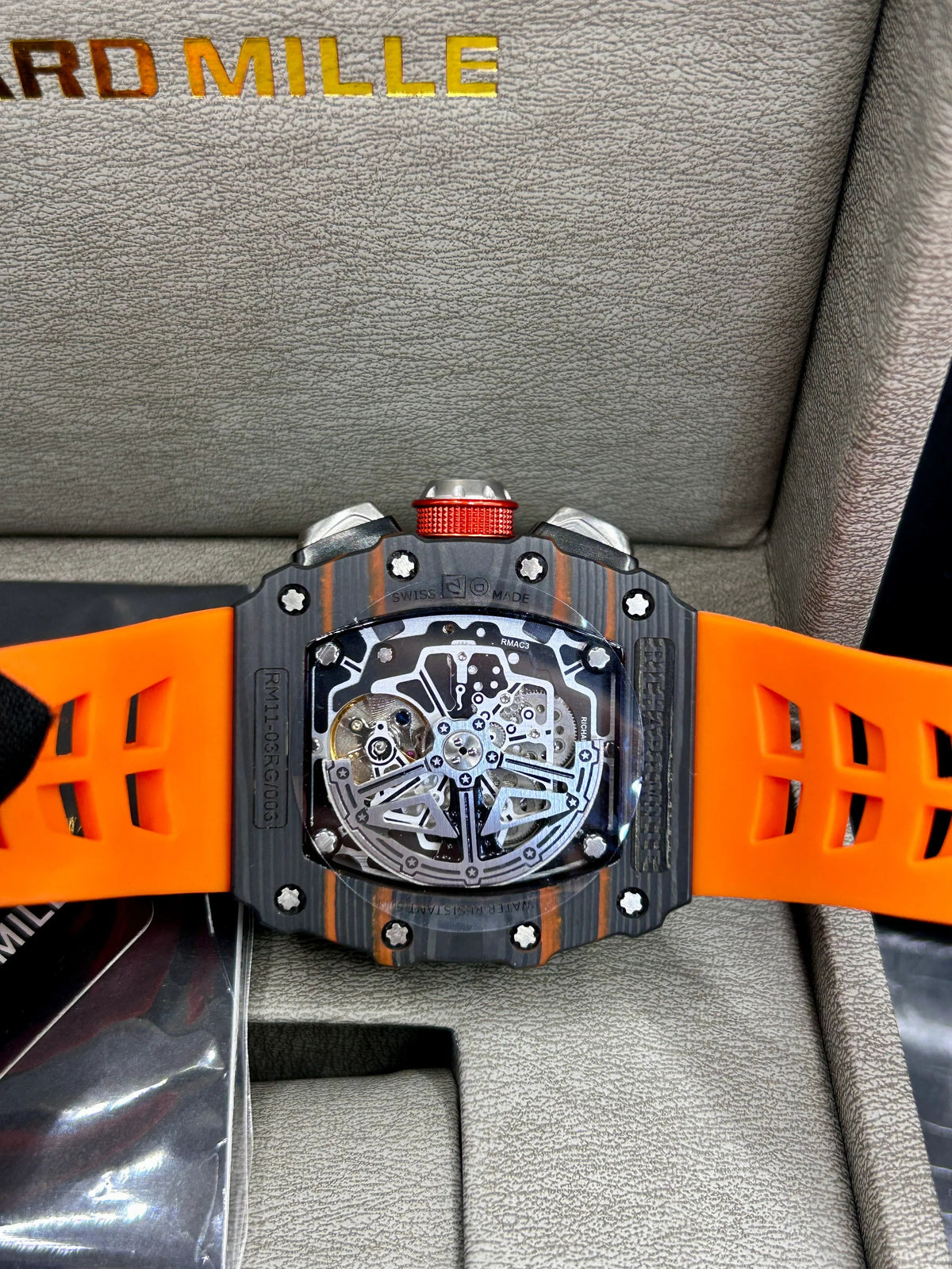 Montre squelette avec boîtier gris et bracelet orange