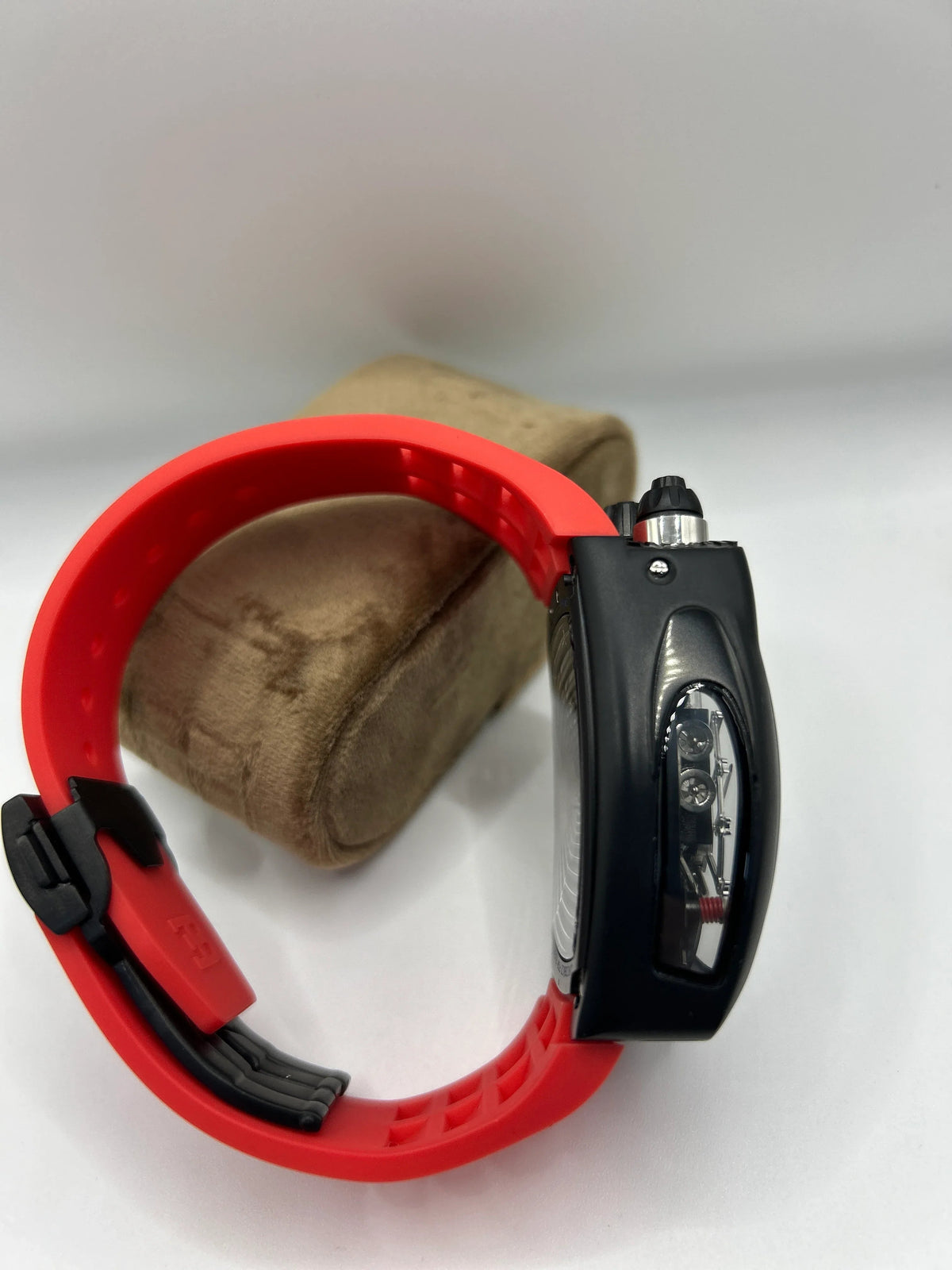 Montre squelette à bracelet rouge