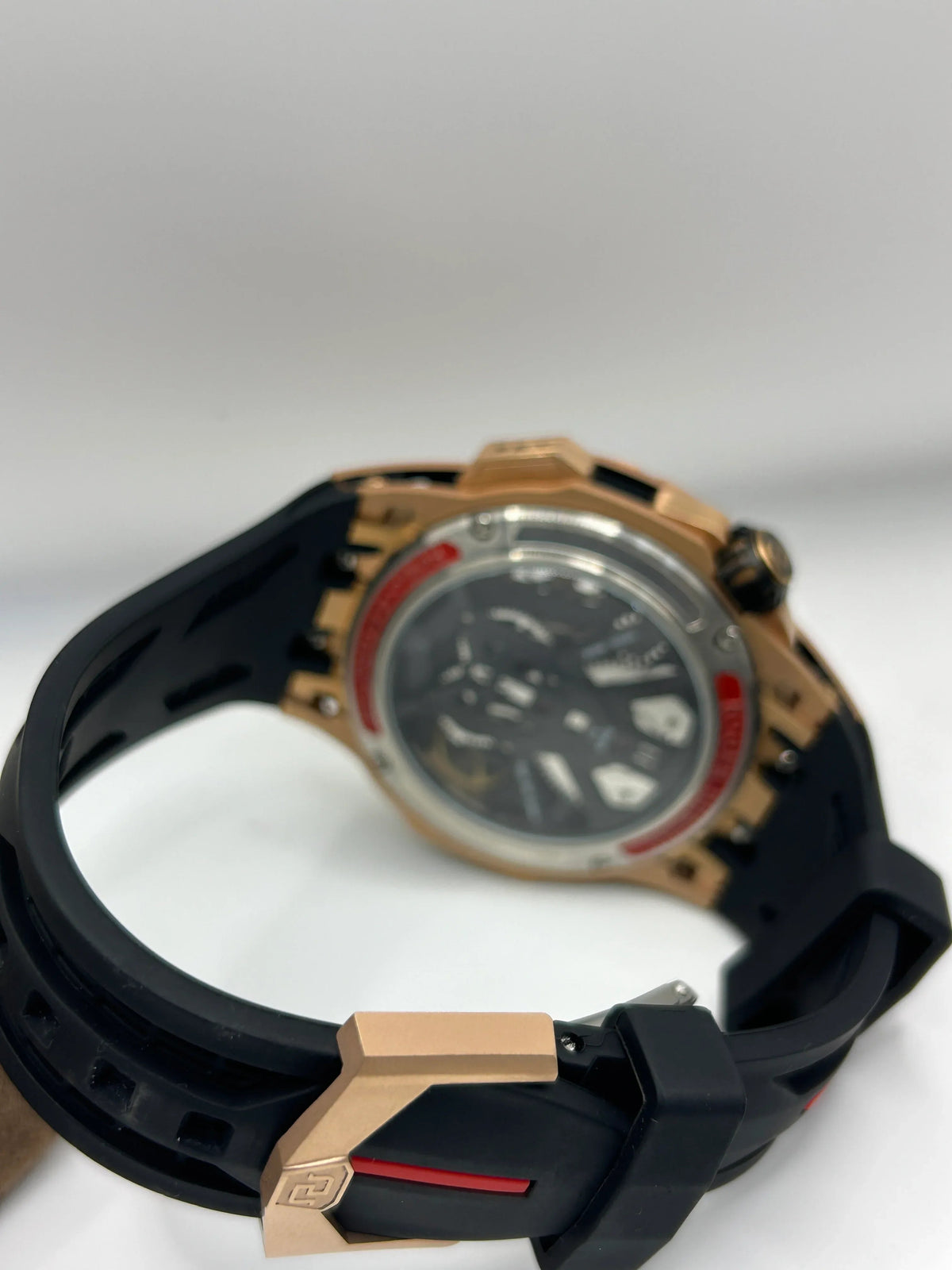 Montre chronographe or rose et rouge