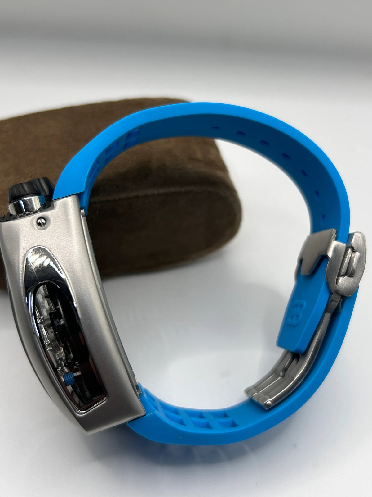 Montre squelette bleu et blanc