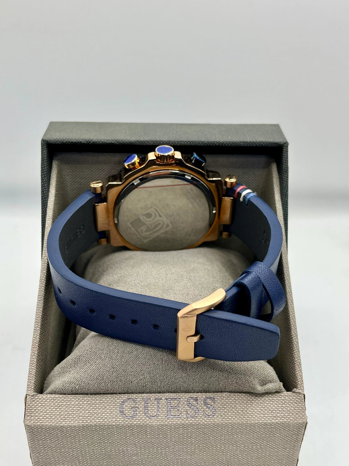 Montre chronographe à cadran bleu et accents dorés