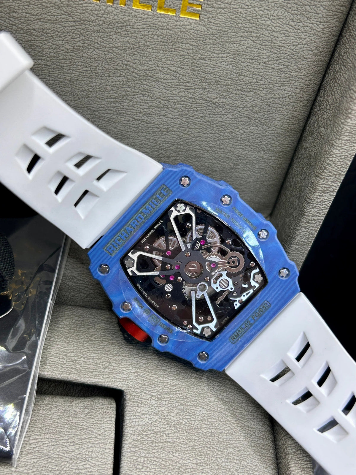 Montre squelette à boîtier bleu et bracelet blanc