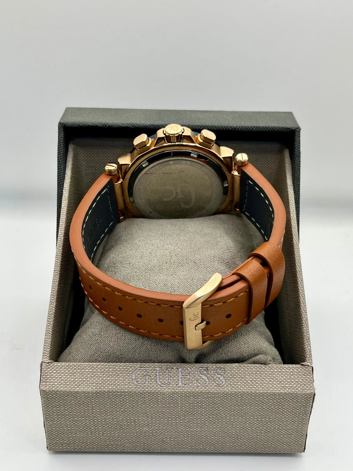 Montre chronographe dorée à cadran bleu et bracelet en cuir