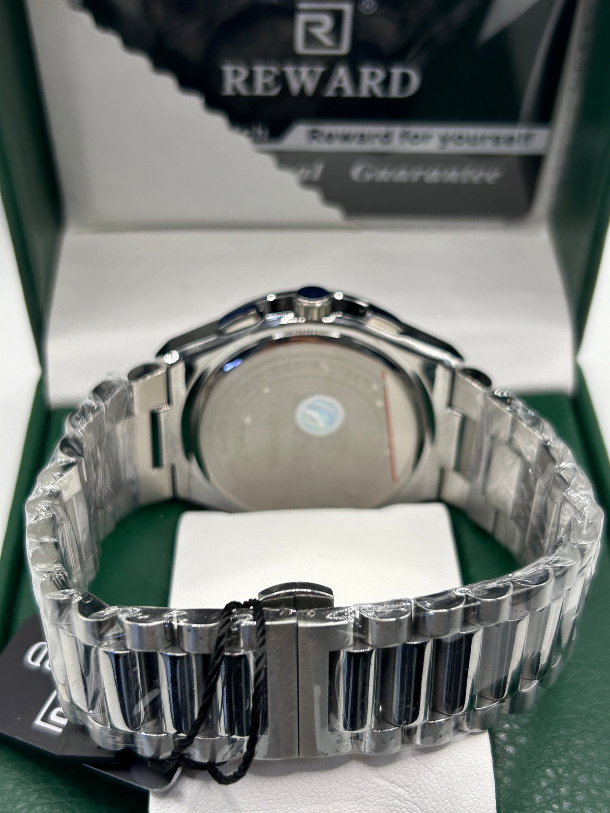 Montre chronographe de luxe — cadran blanc et lunette vert émeraude