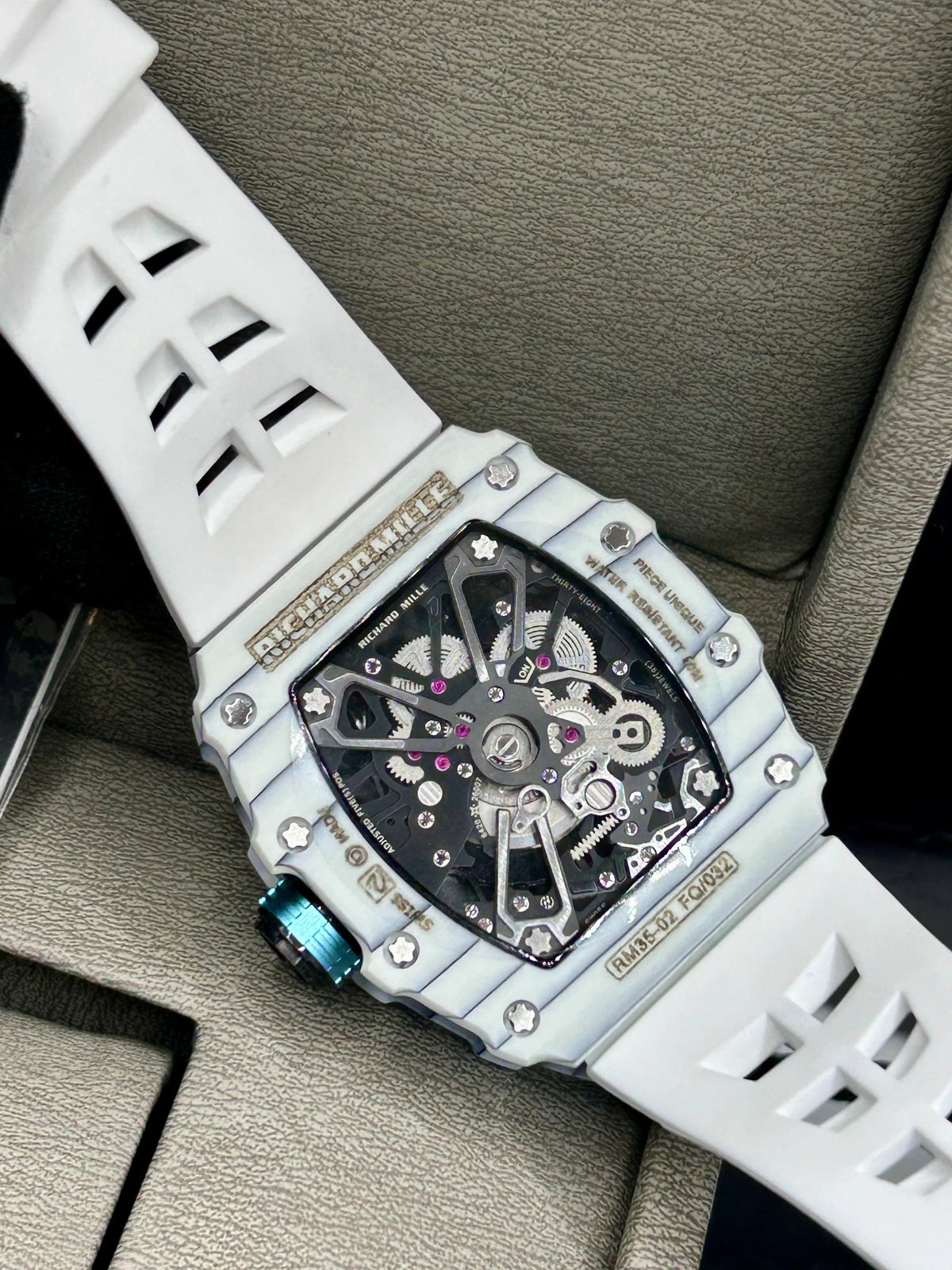 Montre squelette à bracelet blanc