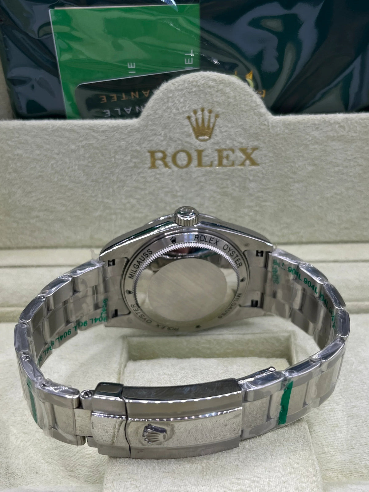 Montre classique en acier à cadran blanc