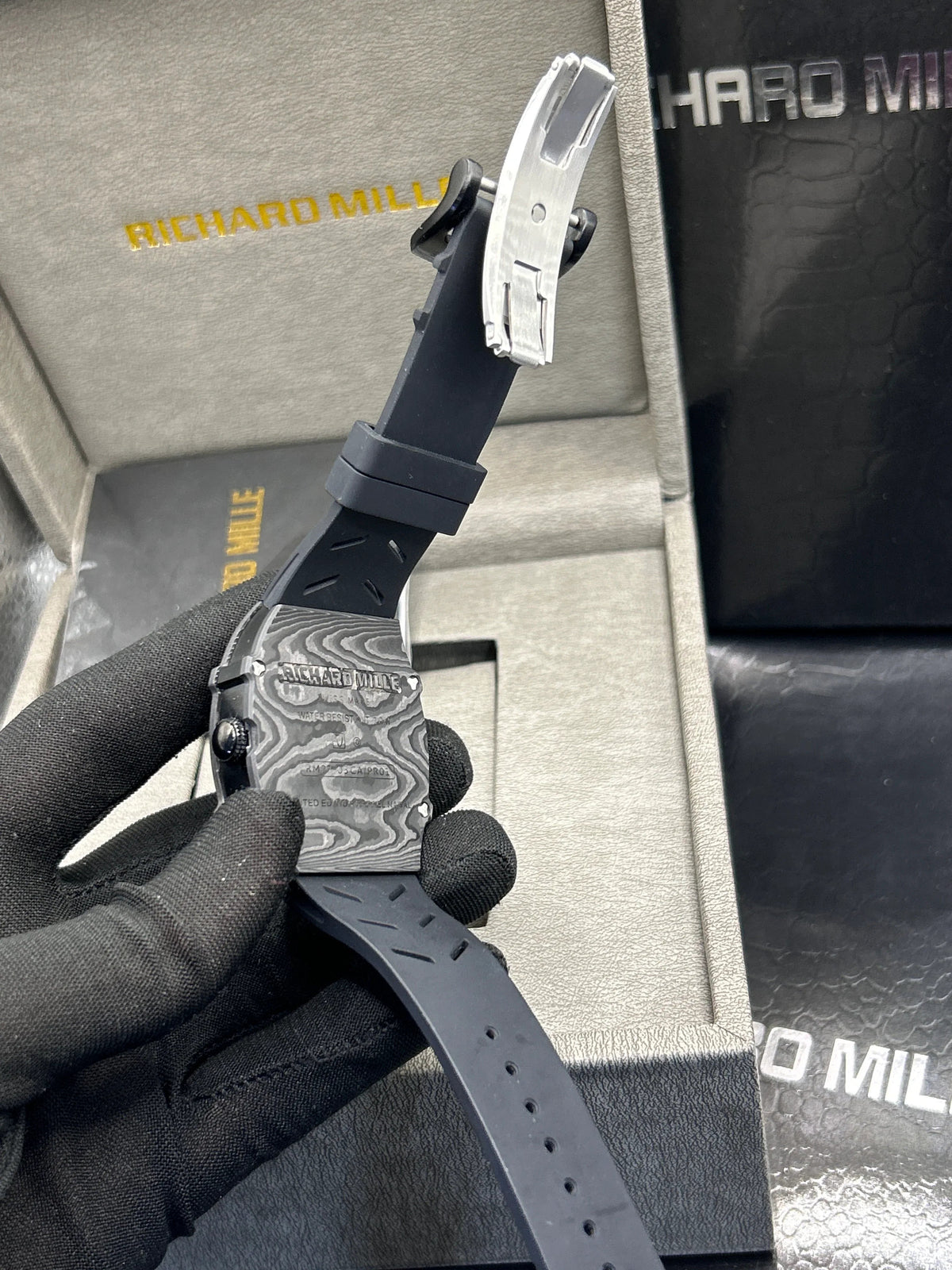 Montre squelette à boîtier noir et bracelet noir