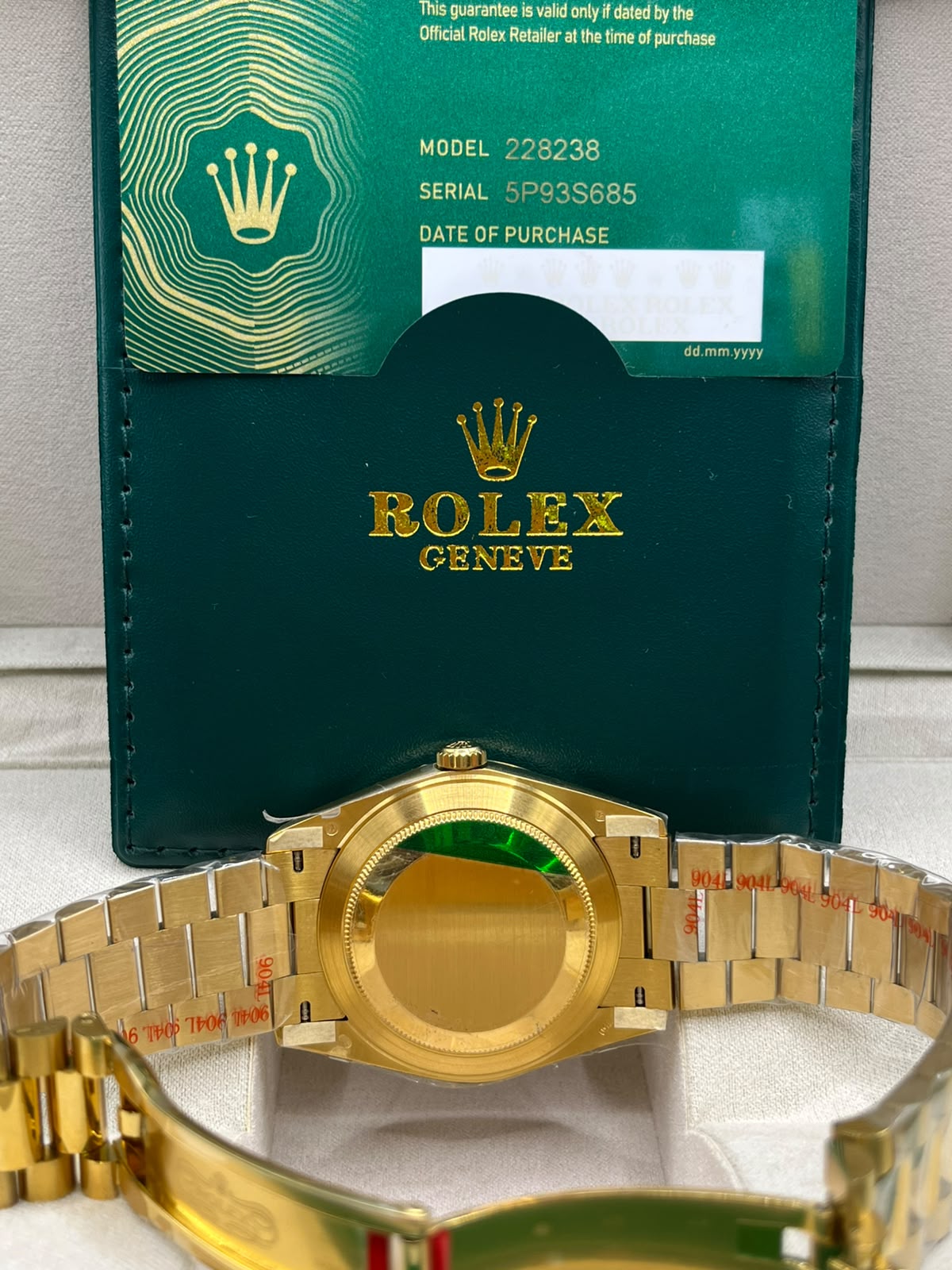 Montre dorée à cadran vert olive