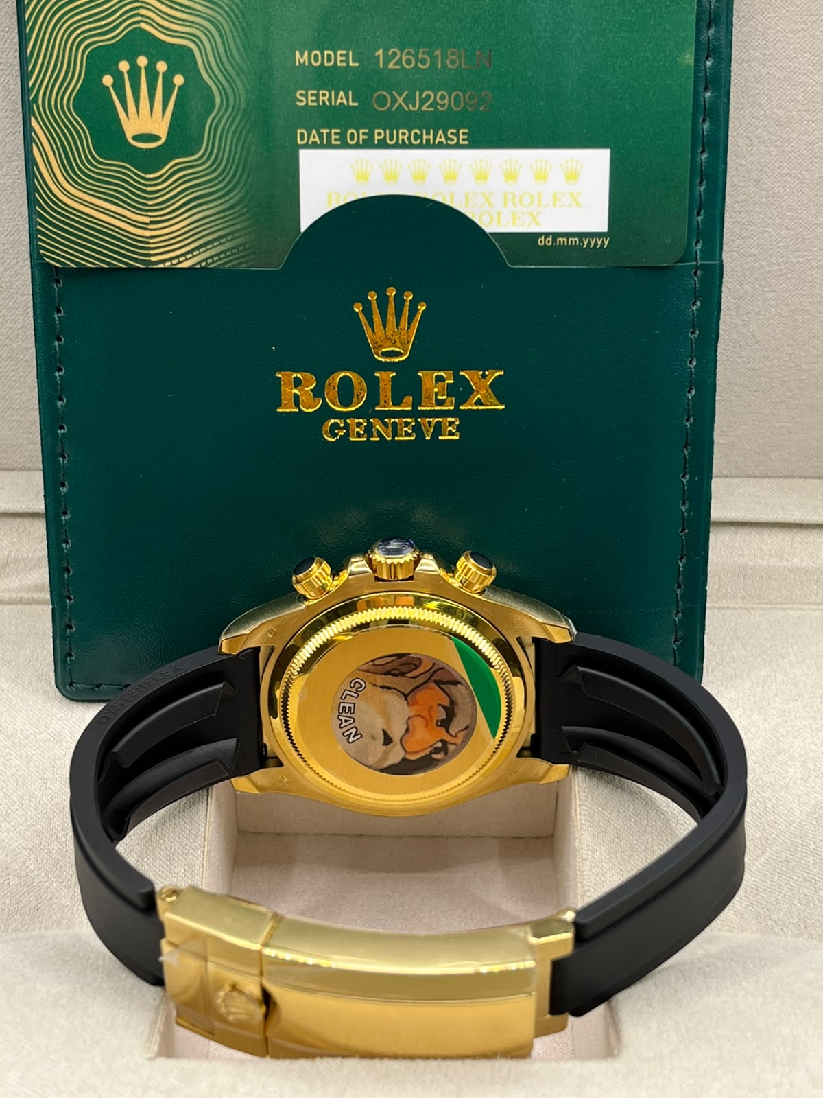 Montre chronographe or et noir à bracelet souple