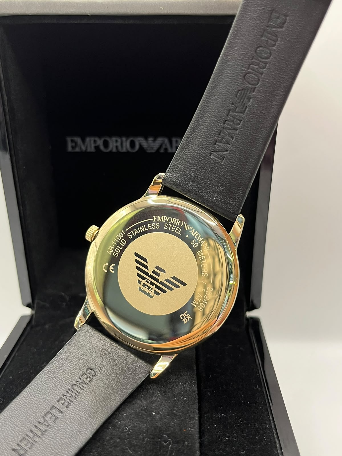 Montre dorée avec cadran vert