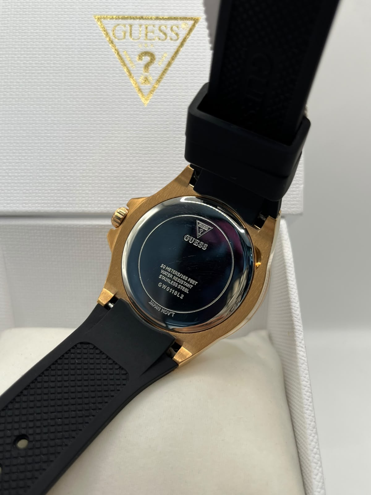 Montre Homme à Cadran Noir, Boîtier Doré et Bracelet en Silicone