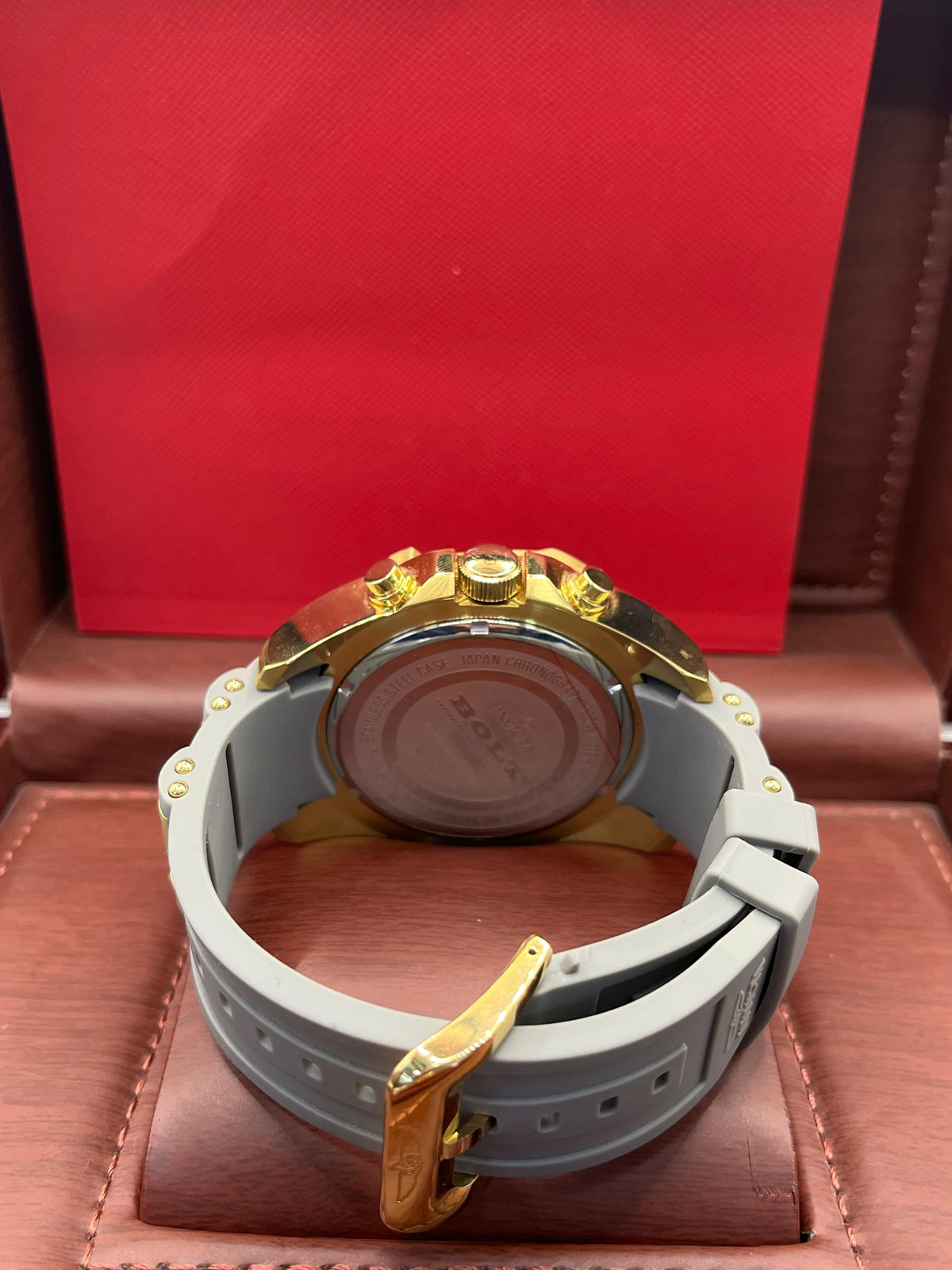 Montre chronographe dorée et grise