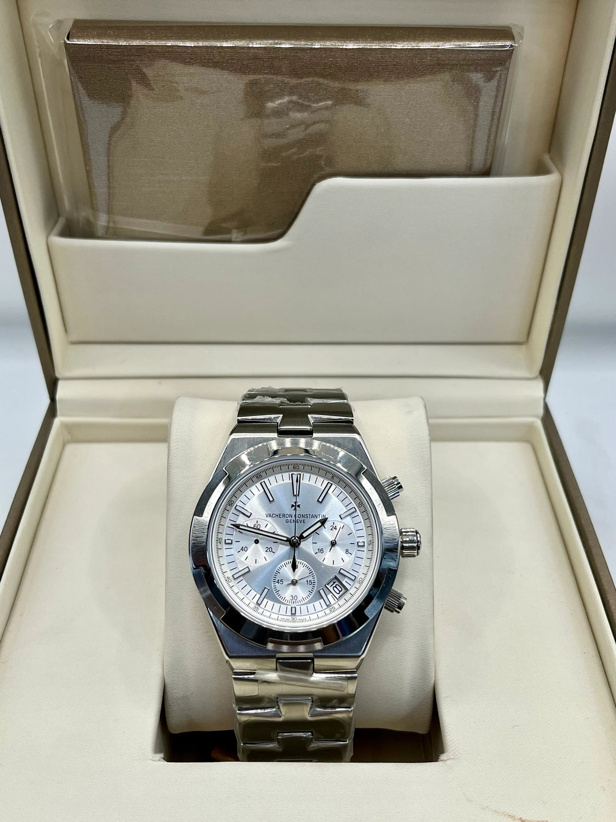 Montre chronographe en acier inoxydable à cadran argenté