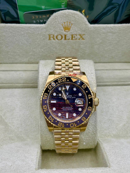 Montre GMT dorée à cadran violet
