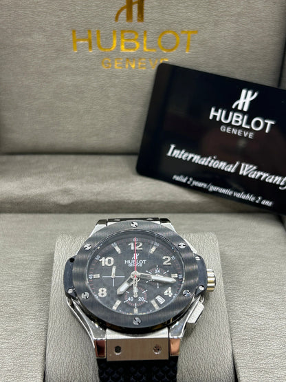 Montre à cadran noir avec bracelet en caoutchouc