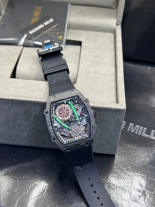 Montre squelette à boîtier noir et bracelet noir
