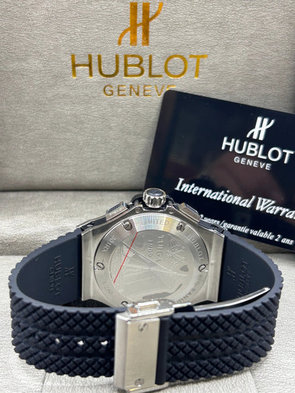 Montre à cadran noir avec bracelet en caoutchouc