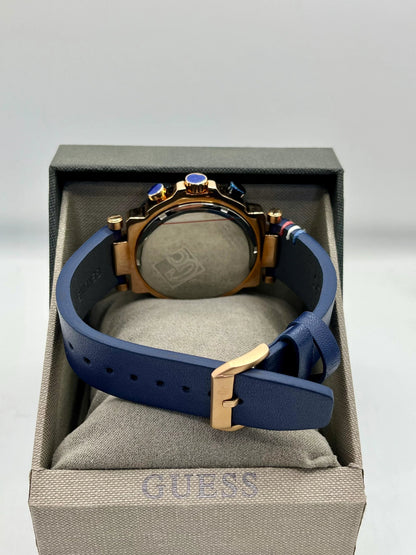Montre chronographe à cadran bleu et accents dorés
