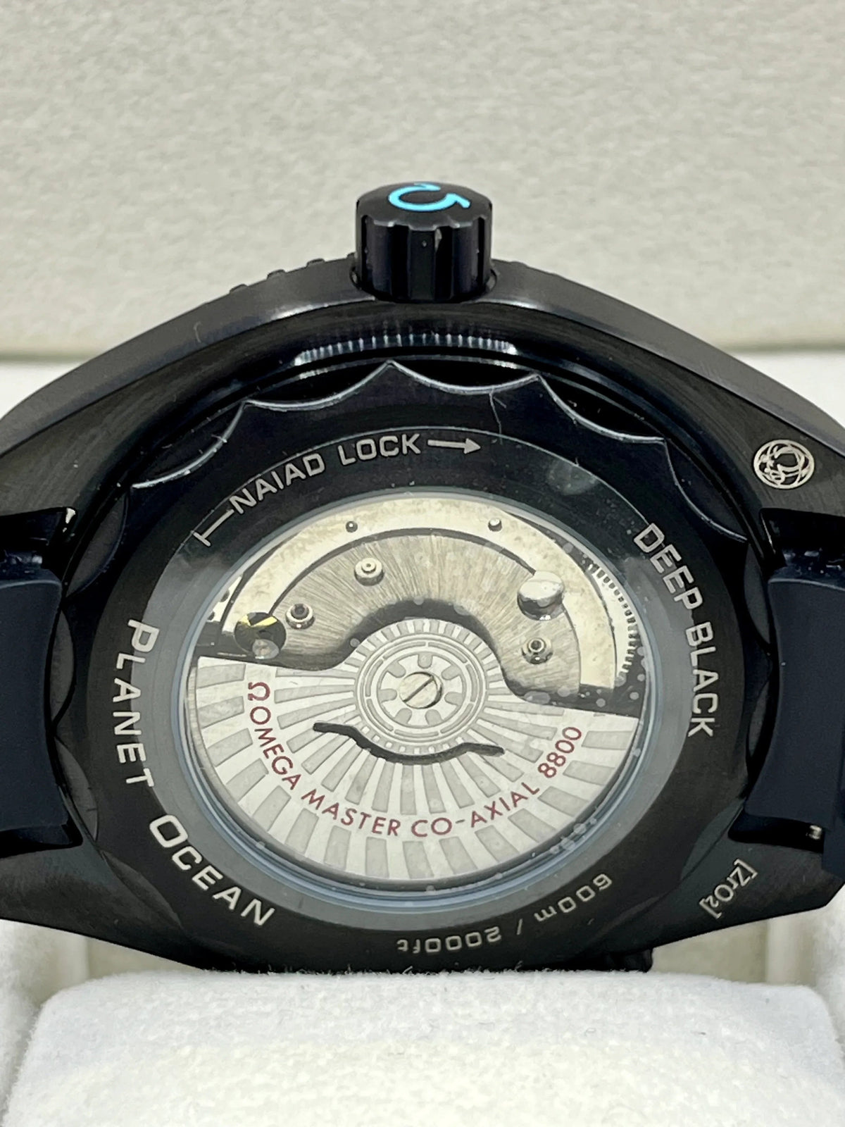 Montre à cadran noir