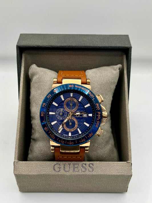 Montre chronographe dorée à cadran bleu et bracelet en cuir