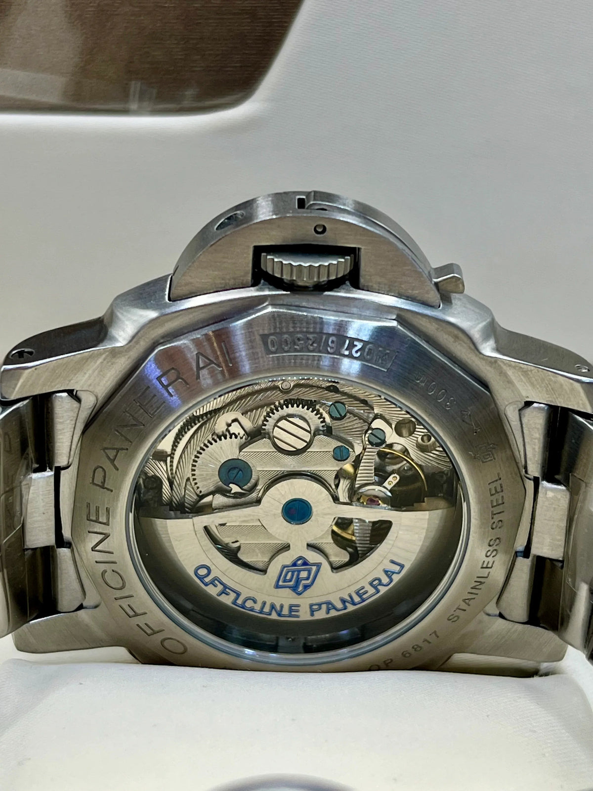 Montre à cadran bleu profond en acier inoxydable