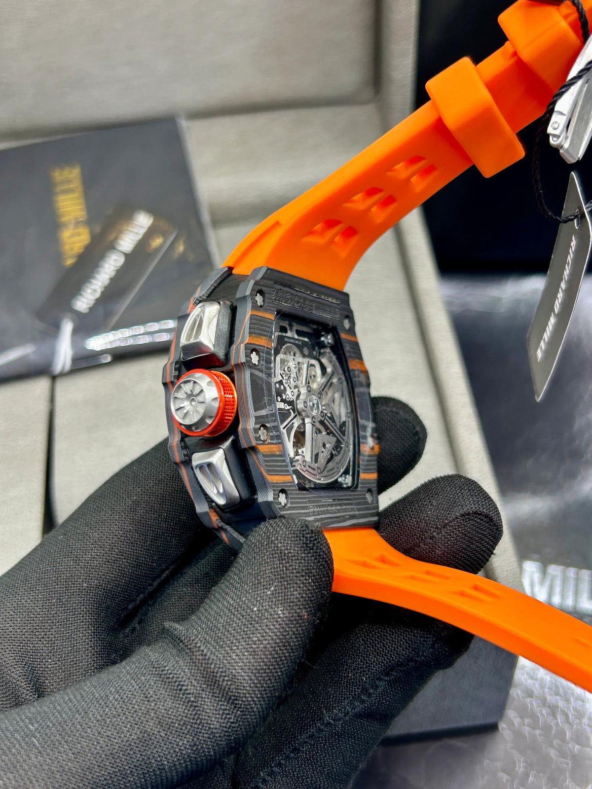 Montre squelette avec boîtier gris et bracelet orange