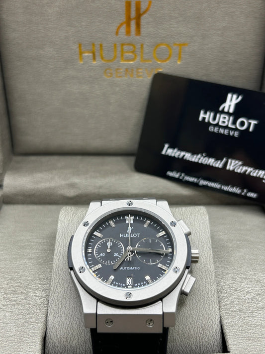 Montre Big Bang à boîtier blanc et cadran gris
