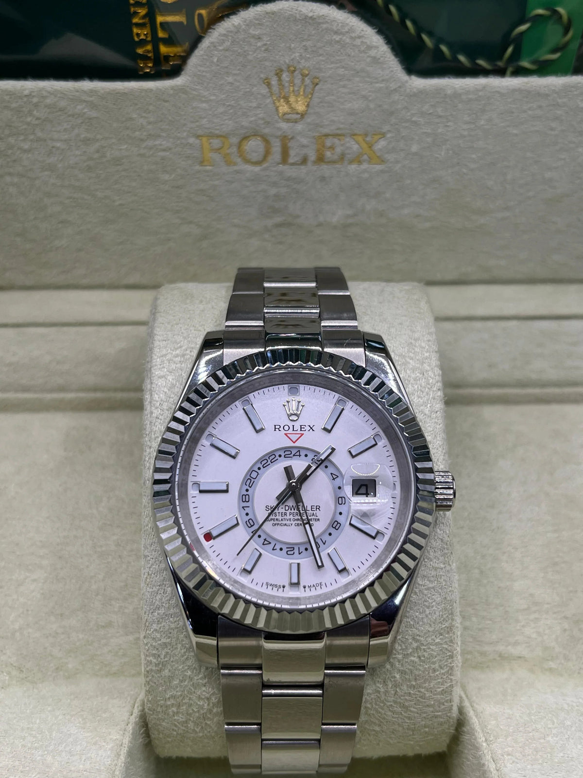 Montre à cadran blanc en métal