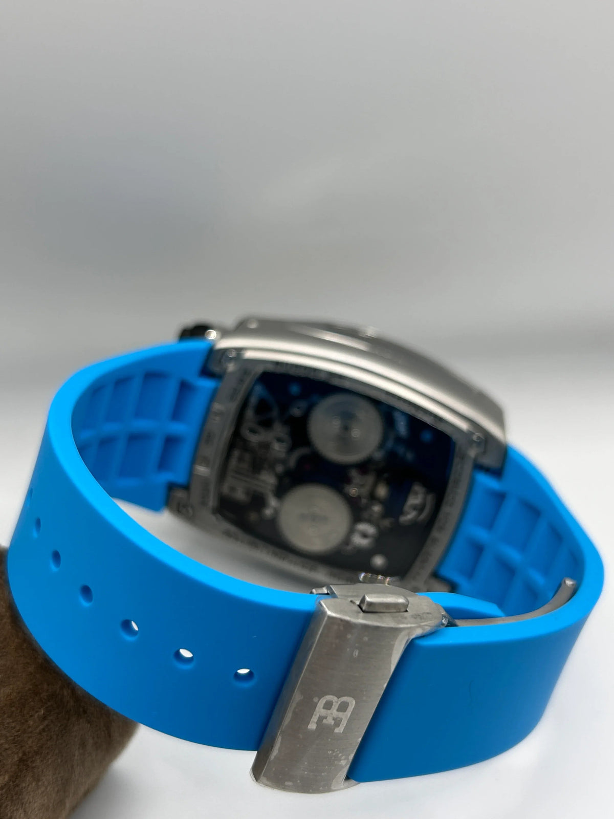 Montre squelette bleu et blanc
