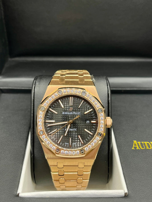 Montre Golden Night en métal avec détails diamantés