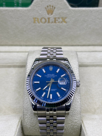 Montre à cadran bleu en métal