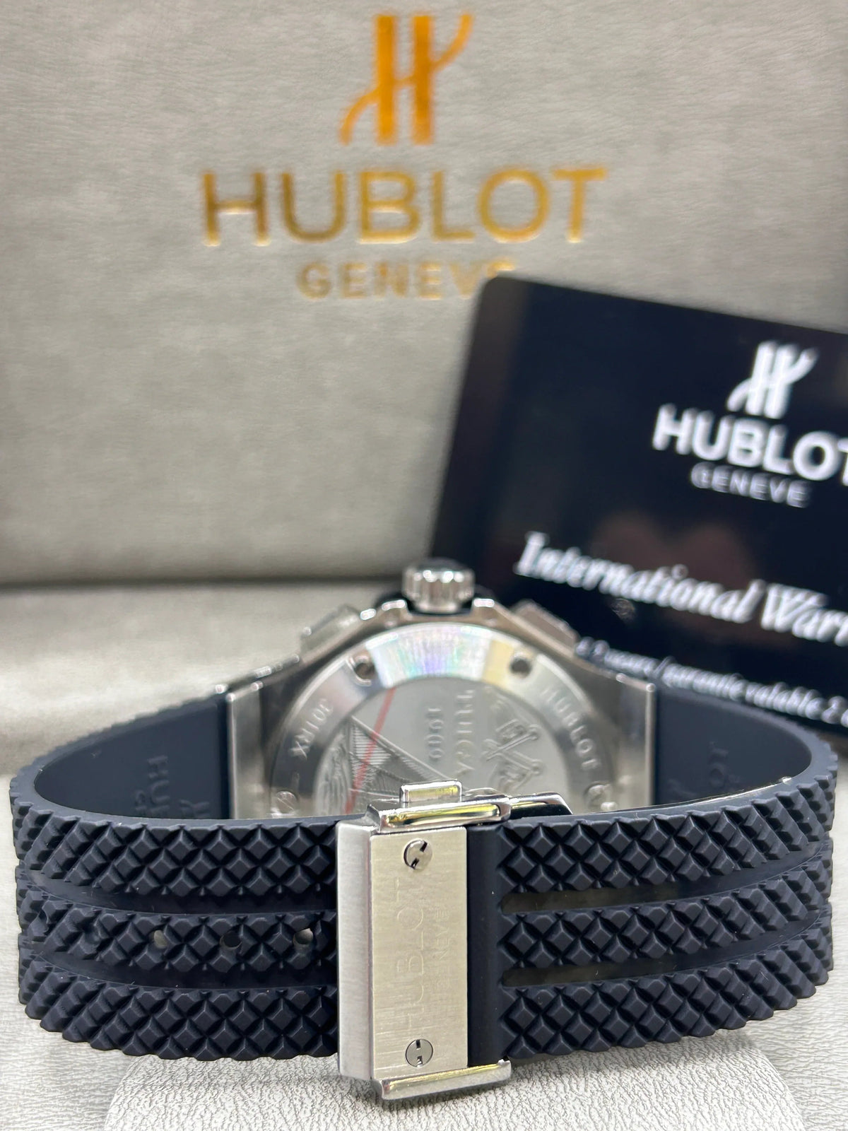 Montre à cadran noir avec bracelet en caoutchouc
