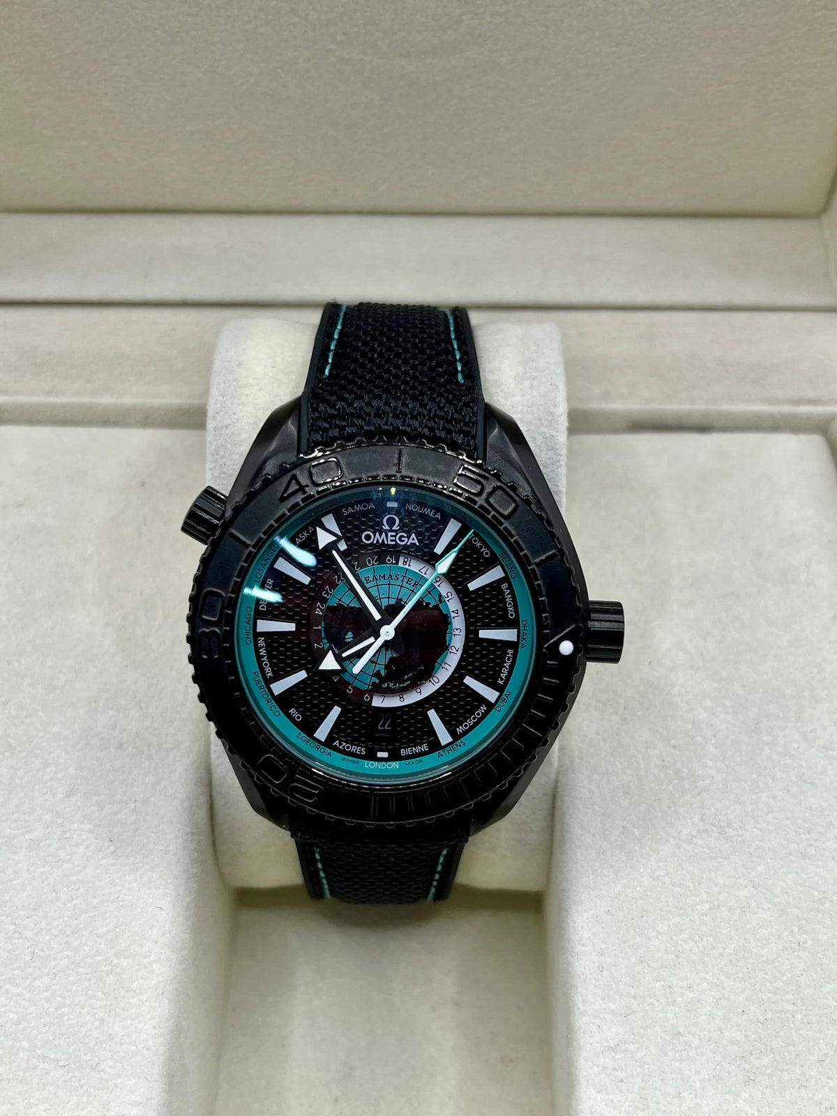 Montre à cadran noir