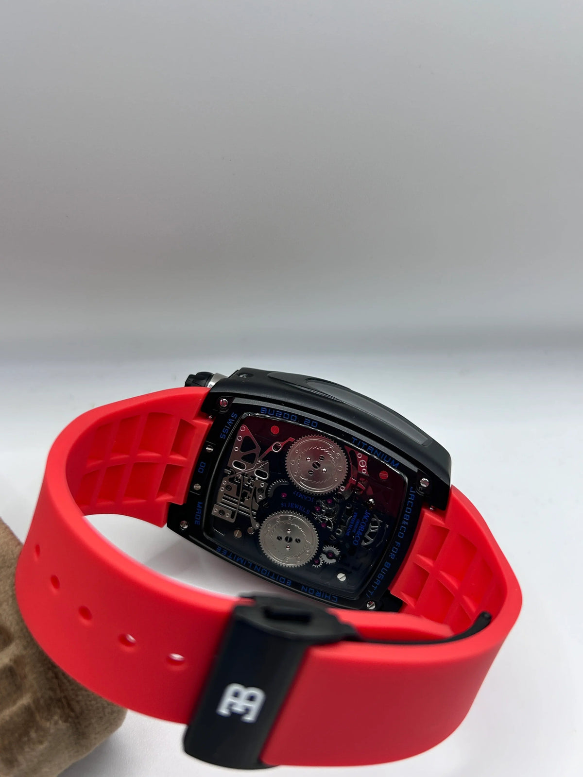 Montre squelette à bracelet rouge
