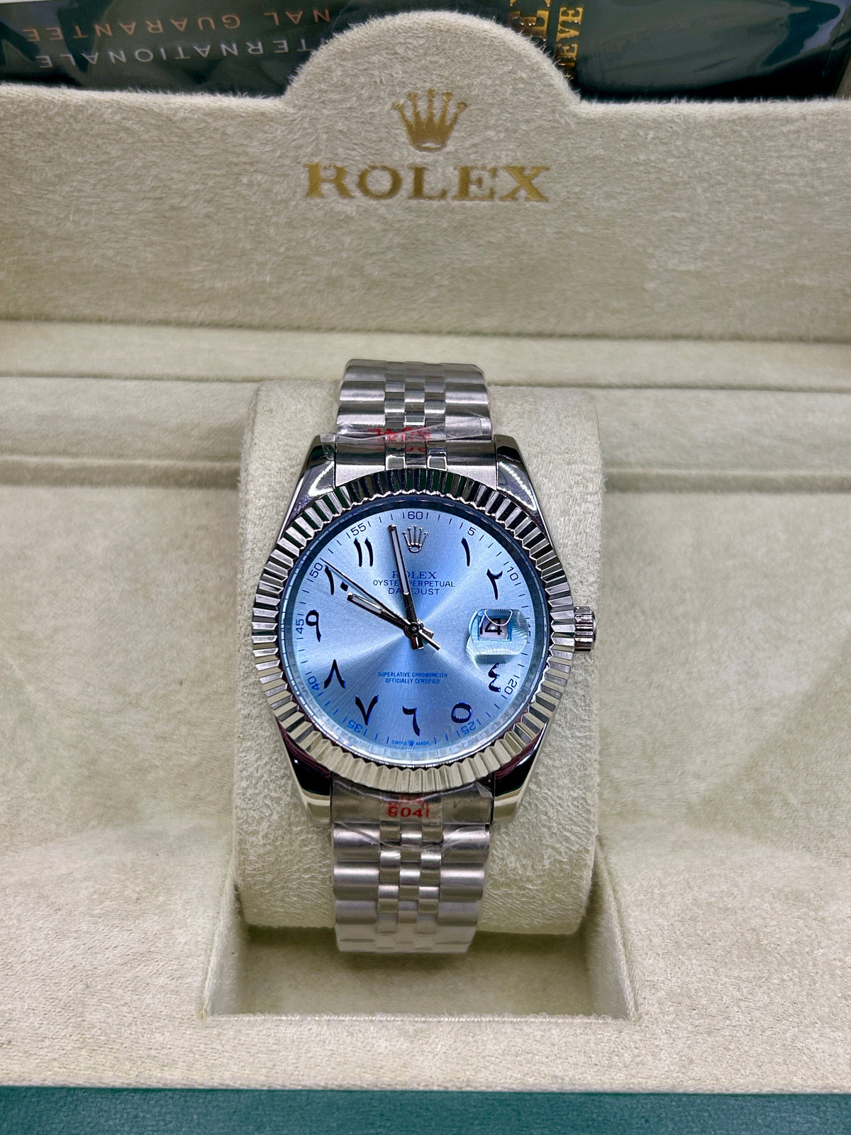 Montre en acier inoxydable à cadran bleu glacé et chiffres arabes