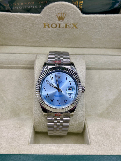 Montre en acier inoxydable à cadran bleu glacé et chiffres arabes