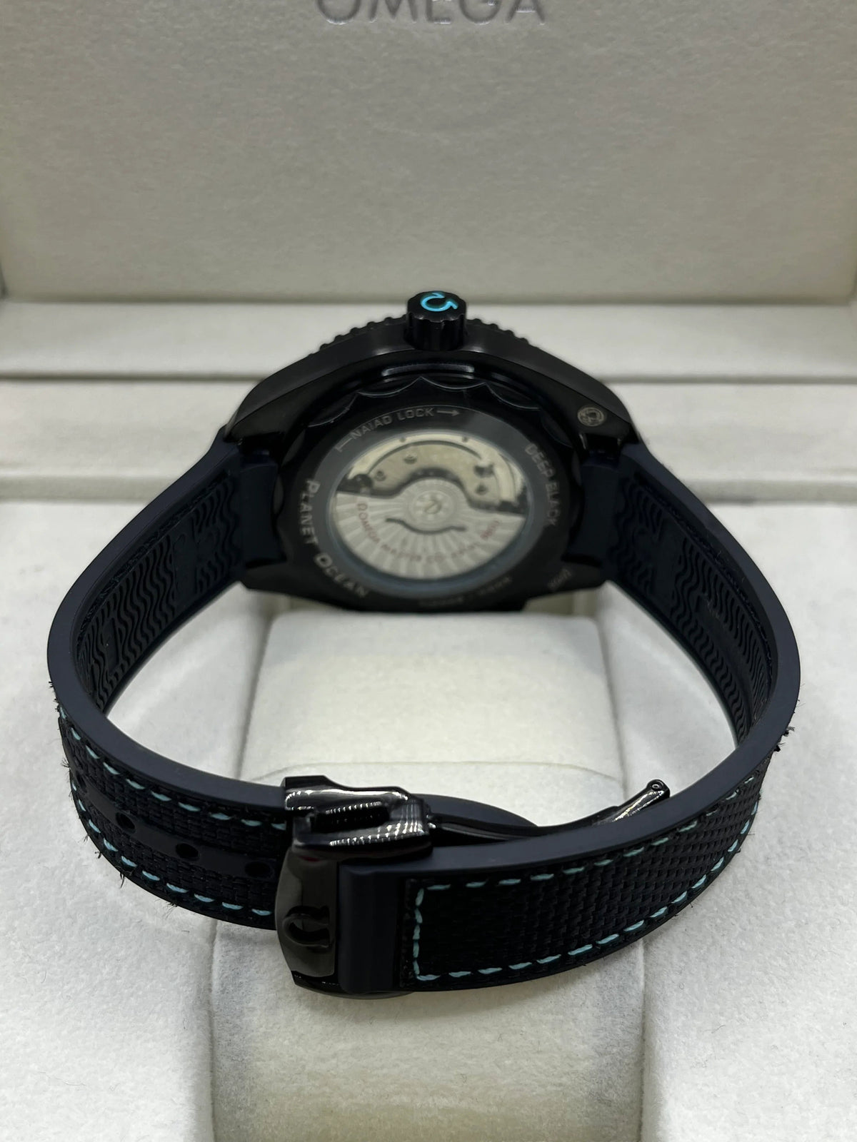 Montre à cadran noir