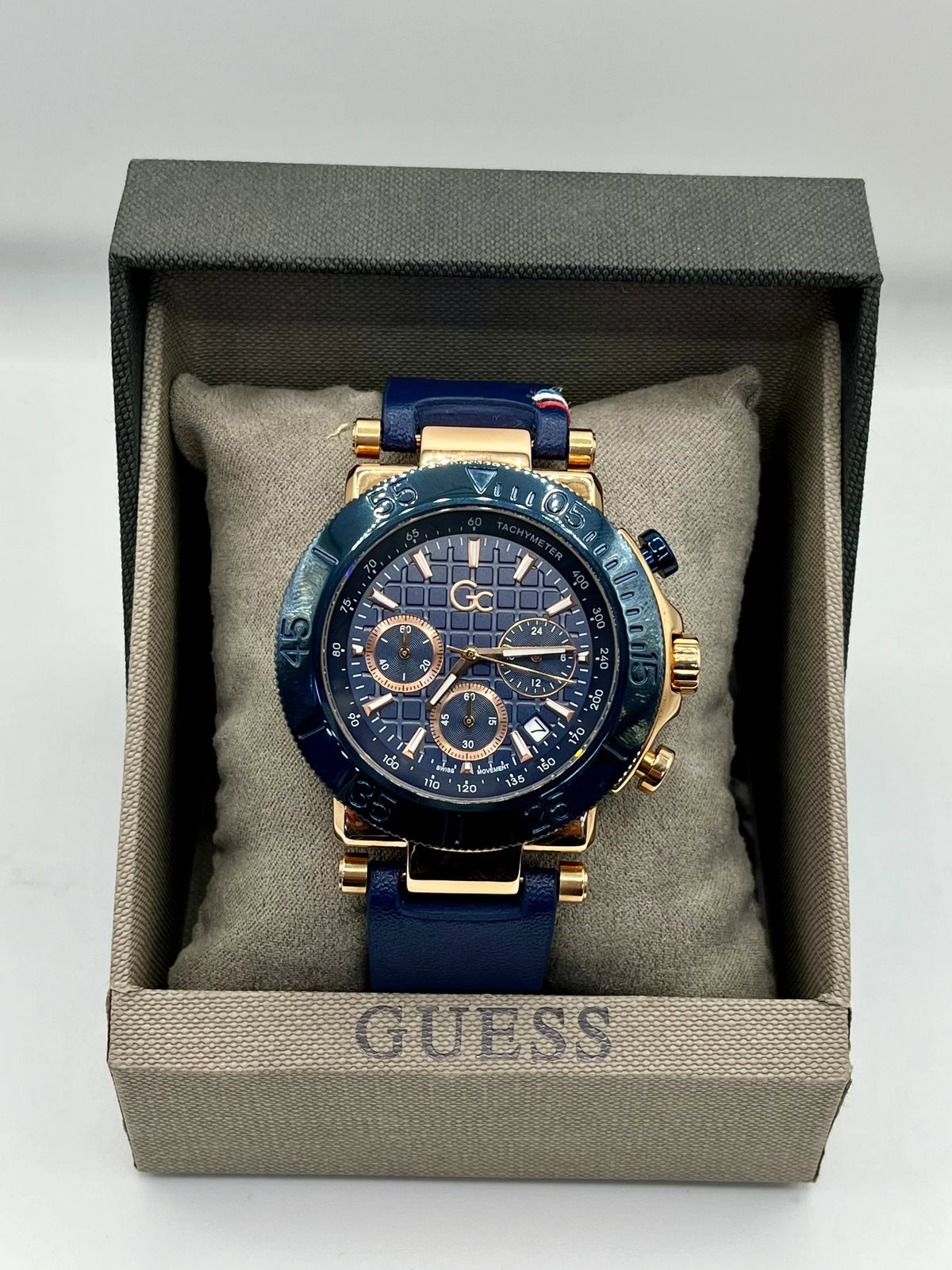 Montre chronographe à cadran bleu et accents dorés