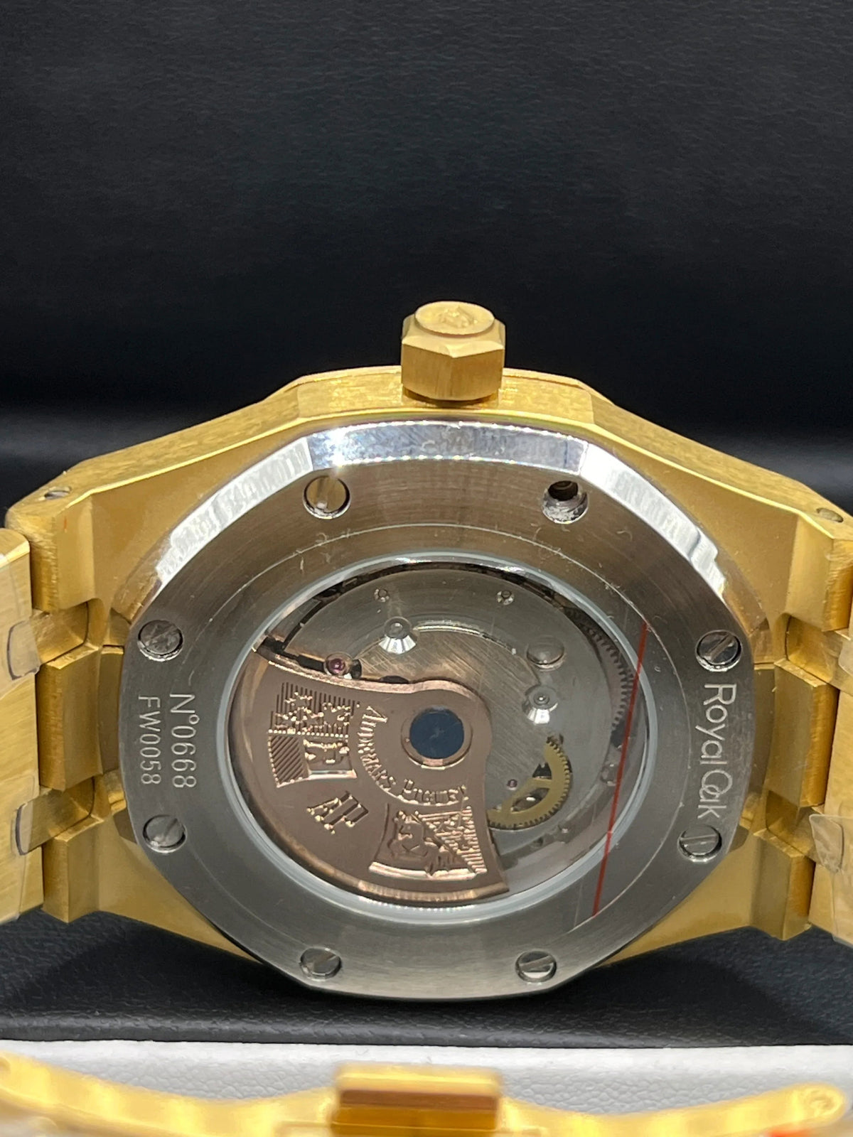 Montre dorée à cadran bleu