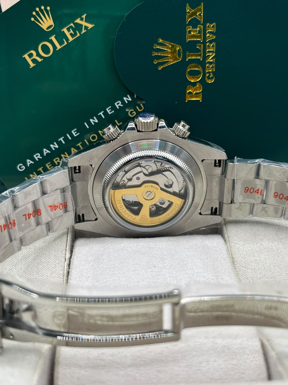 Montre à cadran blanc, allure sport-chic