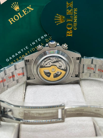 Montre à cadran blanc, allure sport-chic