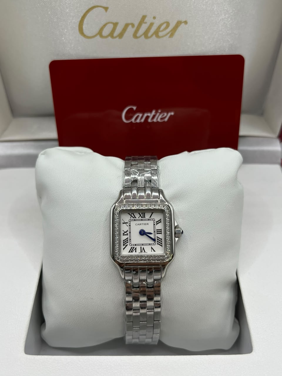 Montre féminine à cadran argenté et bracelet en acier inoxydable