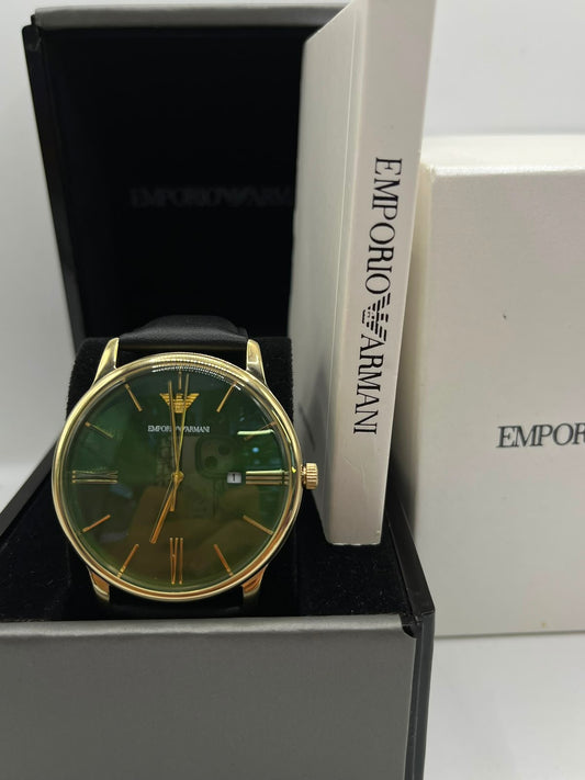 Montre dorée avec cadran vert