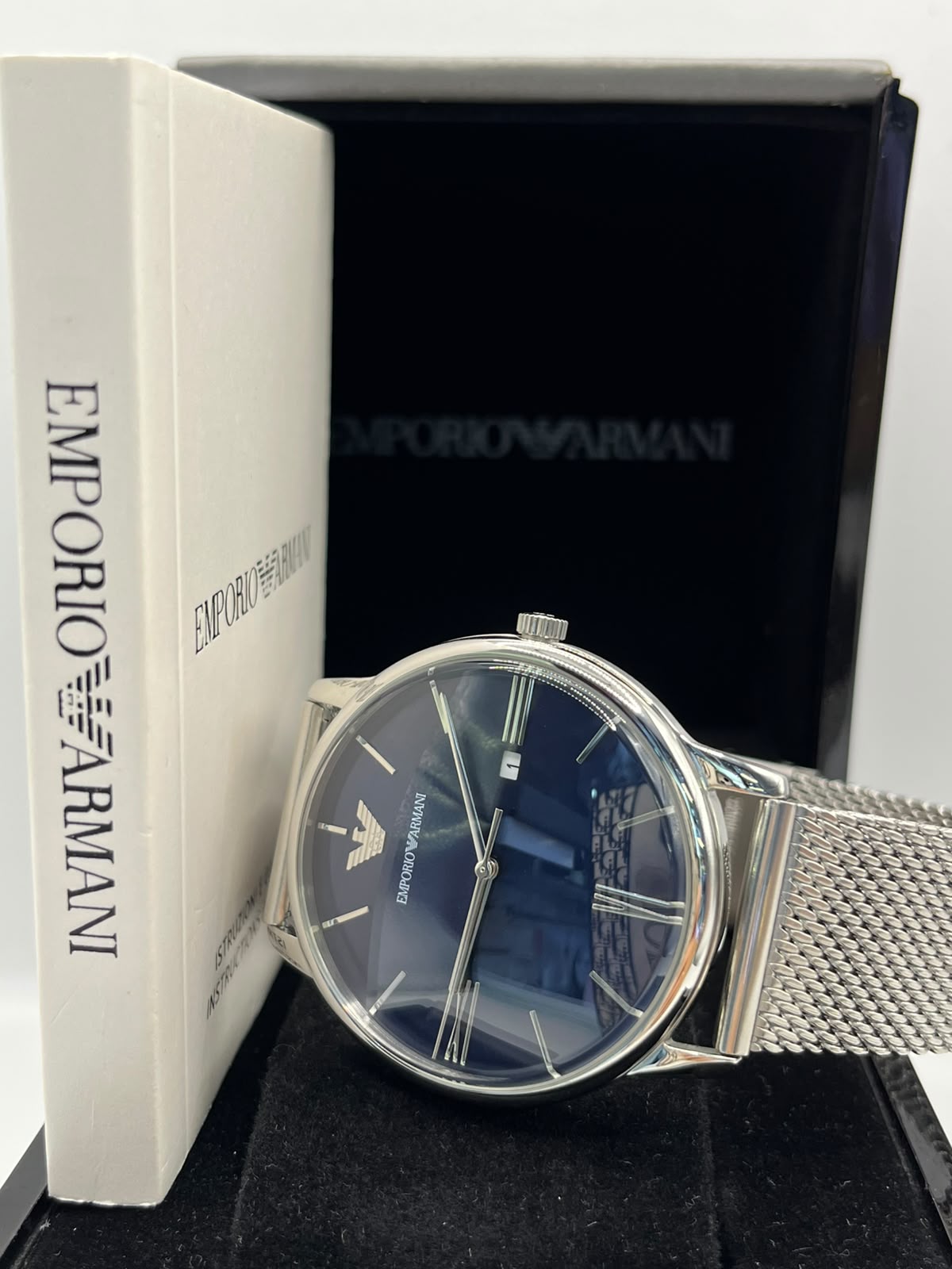 Montre à cadran noir avec bracelet mesh argenté