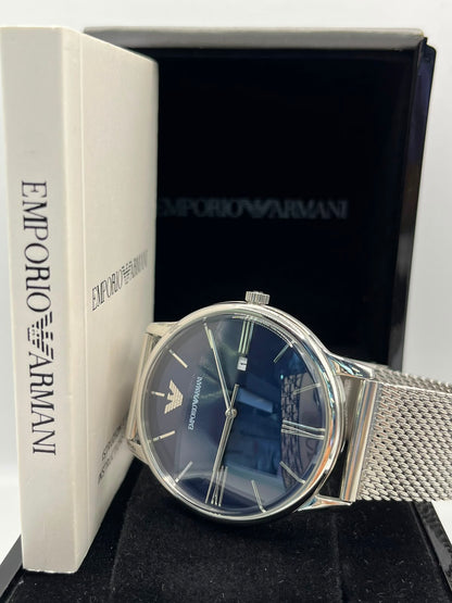 Montre à cadran noir avec bracelet mesh argenté