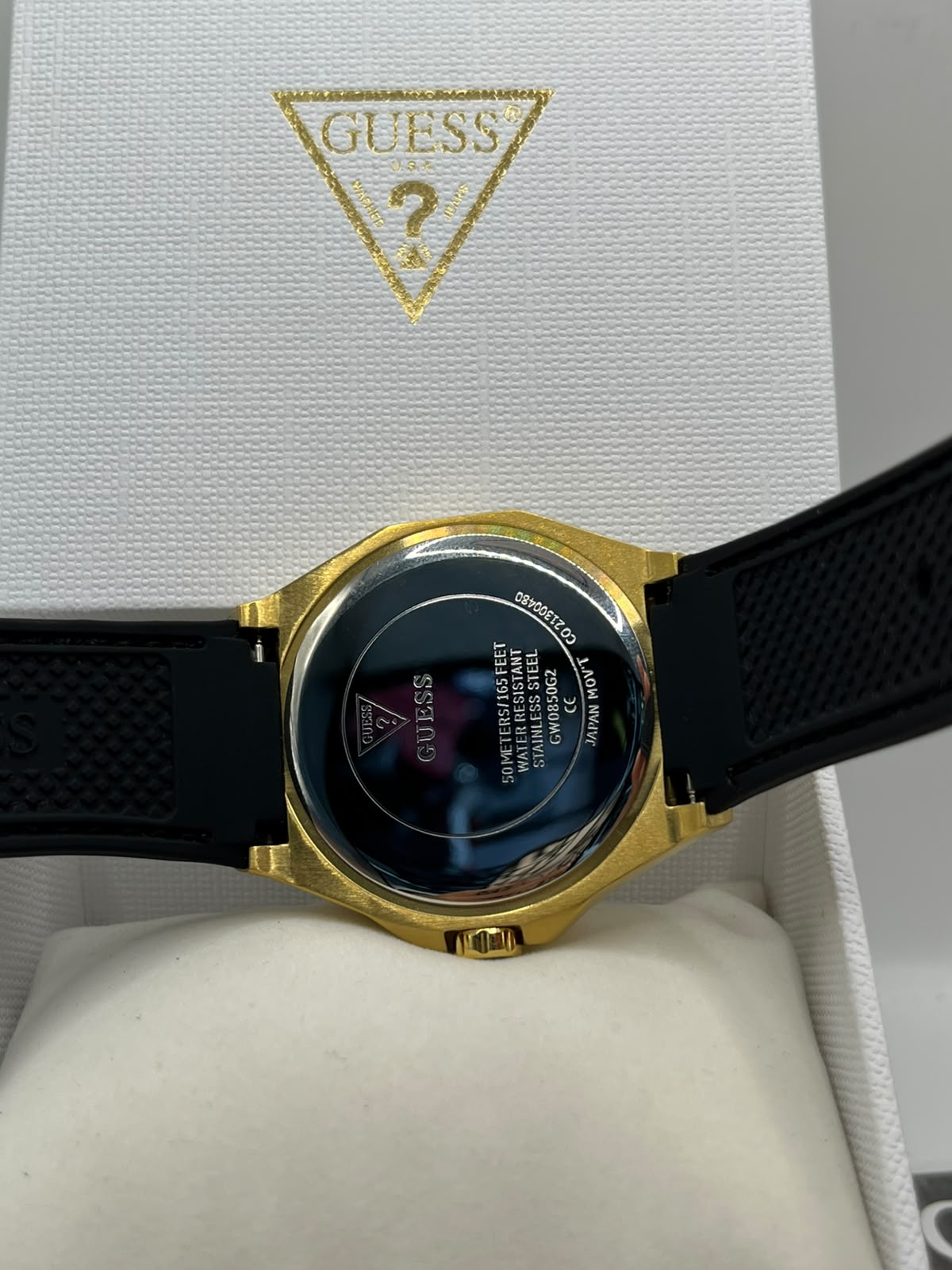 Montre à cadran noir avec bracelet en silicone noir